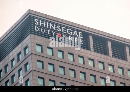 Grand magasin Shinsegae, 21 avril 2022 : le chef du grand magasin Shinsegae à Séoul, en Corée du Sud. Le groupe Shinsegae, géant de la vente au détail en Corée du Sud, est propriétaire de grands magasins et de la chaîne de supermarchés E-Mart. Le groupe exploite Starbucks dans le pays. Credit: Lee Jae-won/AFLO/Alay Live News Banque D'Images