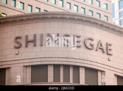 Grand magasin Shinsegae, 21 avril 2022 : le chef du grand magasin Shinsegae à Séoul, en Corée du Sud. Le groupe Shinsegae, géant de la vente au détail en Corée du Sud, est propriétaire de grands magasins et de la chaîne de supermarchés E-Mart. Le groupe exploite Starbucks dans le pays. (Photo de Lee Jae-Won/AFLO) (CORÉE DU SUD) Banque D'Images