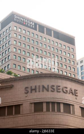 Grand magasin Shinsegae, 21 avril 2022 : le chef du grand magasin Shinsegae à Séoul, en Corée du Sud. Le groupe Shinsegae, géant de la vente au détail en Corée du Sud, est propriétaire de grands magasins et de la chaîne de supermarchés E-Mart. Le groupe exploite Starbucks dans le pays. Credit: Lee Jae-won/AFLO/Alay Live News Banque D'Images