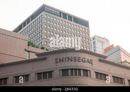 Grand magasin Shinsegae, 21 avril 2022 : le chef du grand magasin Shinsegae à Séoul, en Corée du Sud. Le groupe Shinsegae, géant de la vente au détail en Corée du Sud, est propriétaire de grands magasins et de la chaîne de supermarchés E-Mart. Le groupe exploite Starbucks dans le pays. Credit: Lee Jae-won/AFLO/Alay Live News Banque D'Images