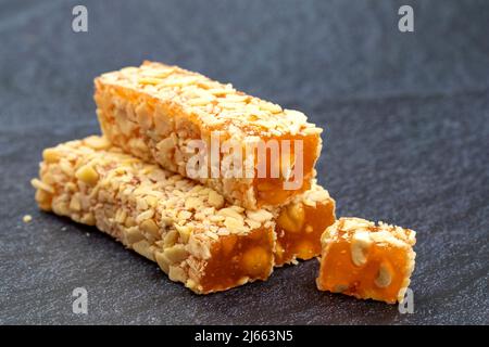 Délice turc avec Orange. Délice turc enrobé de noisettes. Spécialités turques traditionnelles. Gros plan Banque D'Images