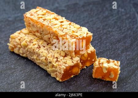 Délice turc avec Orange. Délice turc enrobé de noisettes. Spécialités turques traditionnelles. Gros plan Banque D'Images