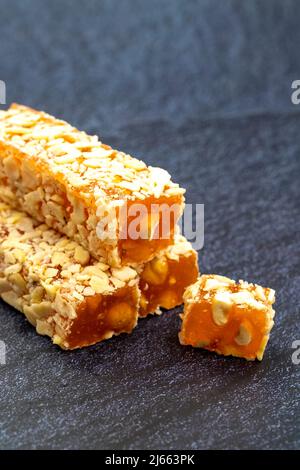 Délice turc avec Orange. Délice turc enrobé de noisettes. Spécialités turques traditionnelles. Gros plan Banque D'Images