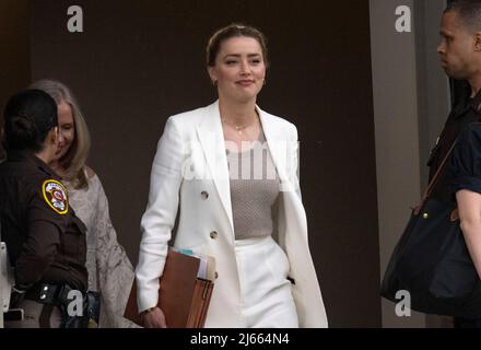 Fairfax, États-Unis d'Amérique. 26th avril 2022. Amber Heard part le mardi 26 avril 2022 après le 10 de son procès pour diffamation contre Johnny Depp au palais de justice du comté de Fairfax à Fairfax, Virginie. Crédit : Ron Sachs/CNP/Sipa USA (RESTRICTION : PAS de journaux ou journaux New York ou New Jersey dans un rayon de 75 miles de la ville de New York) crédit : SIPA USA/Alamy Live News Banque D'Images