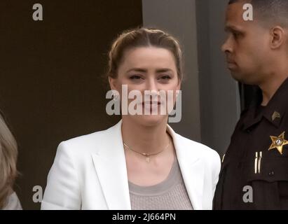 Fairfax, États-Unis d'Amérique. 26th avril 2022. Amber Heard part le mardi 26 avril 2022 après le 10 de son procès pour diffamation contre Johnny Depp au palais de justice du comté de Fairfax à Fairfax, Virginie. Crédit : Ron Sachs/CNP/Sipa USA (RESTRICTION : PAS de journaux ou journaux New York ou New Jersey dans un rayon de 75 miles de la ville de New York) crédit : SIPA USA/Alamy Live News Banque D'Images