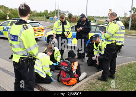 Cobham, Royaume-Uni. 28th avril 2022. La police arrête des militants de Just Stop Oil qui ont bloqué l'entrée de la station-service de Cobham Services sur le M25 à Surrey. Les manifestants du groupe, une branche de la rébellion des extinction, ont récemment occupé un certain nombre d'installations de traitement du pétrole afin de souligner leur demande que le gouvernement arrête de nouveaux projets pétroliers et gaziers. Crédit photo: Ben Cawthra/Sipa USA **NO UK SALES** crédit: SIPA USA/Alay Live News Banque D'Images