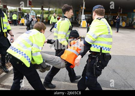 Cobham, Royaume-Uni. 28th avril 2022. La police arrête des militants de Just Stop Oil qui ont bloqué l'entrée de la station-service de Cobham Services sur le M25 à Surrey. Les manifestants du groupe, une branche de la rébellion des extinction, ont récemment occupé un certain nombre d'installations de traitement du pétrole afin de souligner leur demande que le gouvernement arrête de nouveaux projets pétroliers et gaziers. Crédit photo: Ben Cawthra/Sipa USA **NO UK SALES** crédit: SIPA USA/Alay Live News Banque D'Images