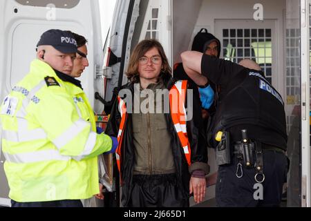 Cobham, Royaume-Uni. 28th avril 2022. L'activiste Louis McKechnie est arrêté alors que lui et d'autres activistes de Just Stop Oil bloquent la station de remplissage de Cobham Services sur le M25 à Surrey. Les manifestants du groupe, une branche de la rébellion des extinction, ont récemment occupé un certain nombre d'installations de traitement du pétrole afin de souligner leur demande que le gouvernement arrête de nouveaux projets pétroliers et gaziers. Crédit photo: Ben Cawthra/Sipa USA **NO UK SALES** crédit: SIPA USA/Alay Live News Banque D'Images