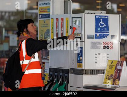 Cobham, Royaume-Uni. 28th avril 2022. Les activistes de Just Stop Oil endommagent les pompes à essence en bloquant la station de remplissage de Cobham Services sur le M25 à Surrey. Les manifestants du groupe, une branche de la rébellion des extinction, ont récemment occupé un certain nombre d'installations de traitement du pétrole afin de souligner leur demande que le gouvernement arrête de nouveaux projets pétroliers et gaziers. Crédit photo: Ben Cawthra/Sipa USA **NO UK SALES** crédit: SIPA USA/Alay Live News Banque D'Images