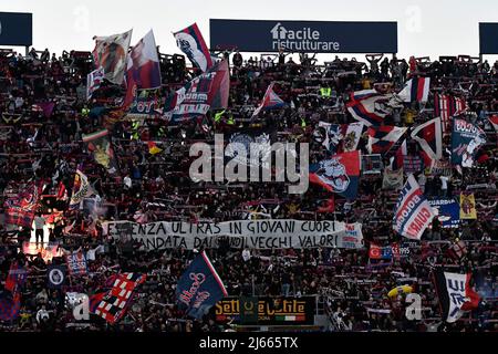 Les supporters de Bologne applaudissent au cours de la série Un match de football entre le FC de Bologne et le FC Internazionale au stade Renato Dall'Ara de Bologne (Italie), Banque D'Images