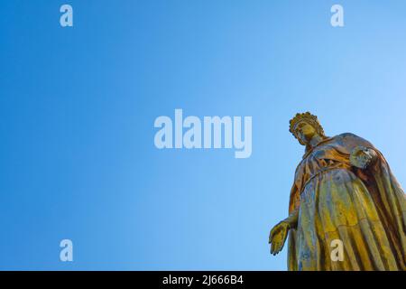 Vue sur une grande sculpture en or géante de la Vierge Marie. À la maison de la Vierge Marie à Selçuk, province de İzmir, Turquie. Banque D'Images