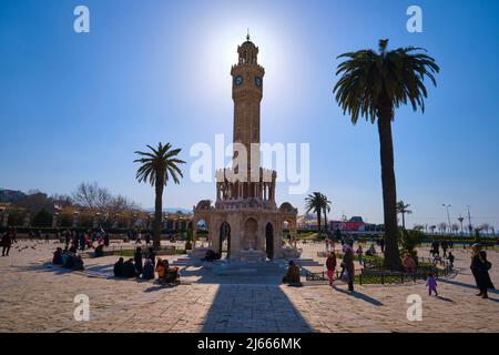 Vue en contre-jour de la tour de l'horloge avec palmiers. À Konak Meydanı, place d'Izmir, Turquie. Banque D'Images