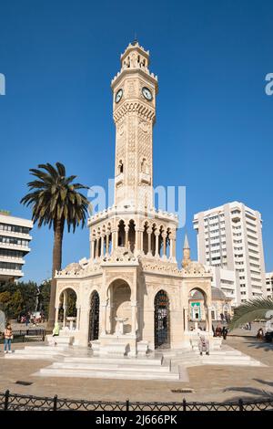 Vue sur la tour de l'horloge. À Konak Meydanı, place d'Izmir, Turquie. Banque D'Images