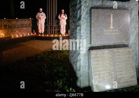 Slavutych, Ukraine. 26th avril 2022. Des artistes ont vu tenir des bougies devant le Monument aux héros décédés de Tchernobyl. Le 36th anniversaire de la catastrophe à la centrale nucléaire de Tchernobyl a eu lieu le 26th 1986 avril (à 01.23.40 heures), a été commémoré par une cérémonie publique à Slavutych (Ukraine), une ville satellite construite après la catastrophe, accueillant principalement les travailleurs de la centrale. (Photo de Valeria Ferraro/SOPA Images/Sipa USA) crédit: SIPA USA/Alay Live News Banque D'Images