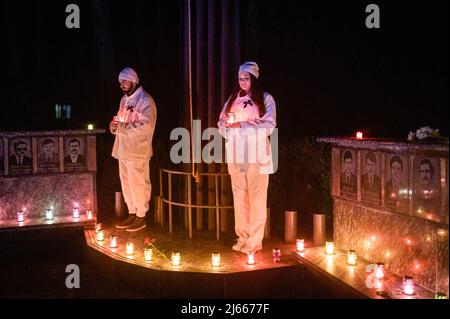 Slavutych, Ukraine. 26th avril 2022. Des artistes ont vu tenir des bougies devant le Monument aux héros décédés de Tchernobyl. Le 36th anniversaire de la catastrophe à la centrale nucléaire de Tchernobyl a eu lieu le 26th 1986 avril (à 01.23.40 heures), a été commémoré par une cérémonie publique à Slavutych (Ukraine), une ville satellite construite après la catastrophe, accueillant principalement les travailleurs de la centrale. (Photo de Valeria Ferraro/SOPA Images/Sipa USA) crédit: SIPA USA/Alay Live News Banque D'Images