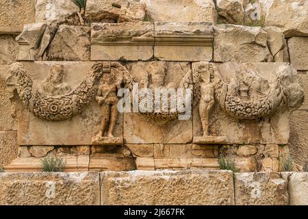 La ville antique de Myra. Bas-reliefs conservés avec ornements et visages floraux. Demre, Antalya, Turquie Banque D'Images