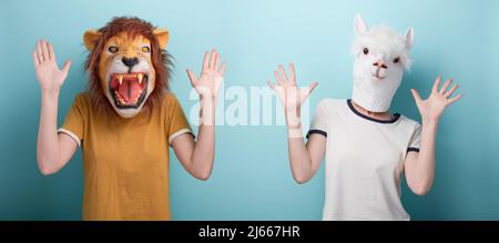 Jeune femme en lion et masque alpaga tenant les mains vers le haut montrant les paumes ouvertes, mouvement d'arrêt ou de défense Banque D'Images