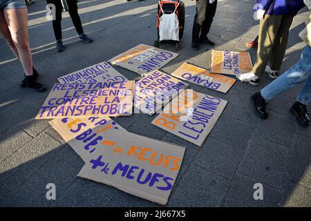 Marseille, France. 26th avril 2022. Des pancartes de protestation sont visibles sur le terrain pendant la manifestation. Les lesbiennes, les bies et les digues sont descendus dans les rues de Marseille pour protester contre la lesbophobie. Crédit : SOPA Images Limited/Alamy Live News Banque D'Images