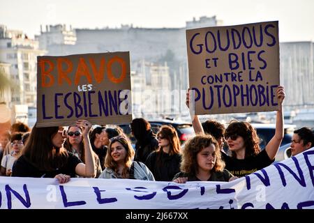 Marseille, France. 26th avril 2022. Les manifestants tiennent des écriteaux et des banderoles exprimant leur opinion pendant la manifestation. Les lesbiennes, les bies et les digues sont descendus dans les rues de Marseille pour protester contre la lesbophobie. Crédit : SOPA Images Limited/Alamy Live News Banque D'Images