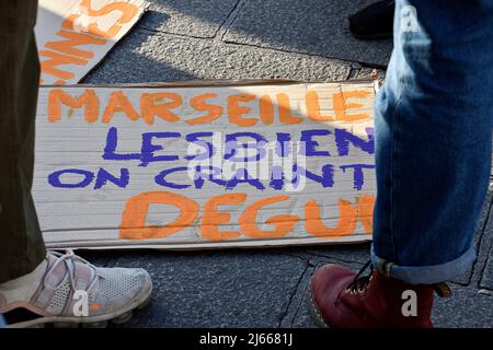 Marseille, France. 26th avril 2022. Un écriteau de protestation est visible sur le terrain pendant la manifestation. Les lesbiennes, les bies et les digues sont descendus dans les rues de Marseille pour protester contre la lesbophobie. (Photo de Gerard Bottino/SOPA Images/Sipa USA) crédit: SIPA USA/Alay Live News Banque D'Images