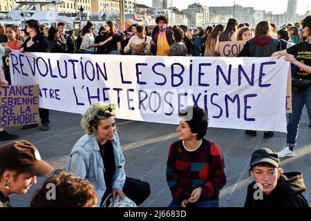 Marseille, France. 26th avril 2022. Les manifestants tiennent une bannière exprimant leur opinion pendant la manifestation. Les lesbiennes, les bies et les digues sont descendus dans les rues de Marseille pour protester contre la lesbophobie. (Photo de Gerard Bottino/SOPA Images/Sipa USA) crédit: SIPA USA/Alay Live News Banque D'Images