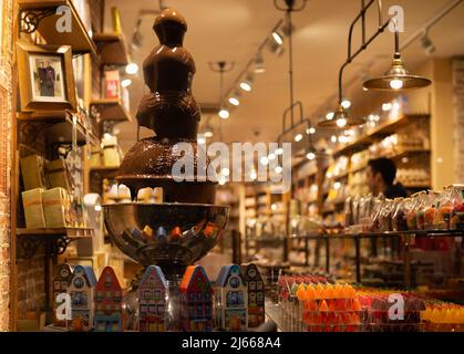 Fenêtre de la boutique de chocolat belge traditionnelle avec fontaine de chocolat, Bruges, Belgique. Banque D'Images