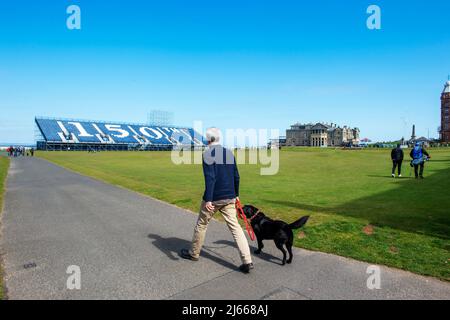 Temporaire se tient en place pour le tournoi Open Golf 150th qui se déroulera en juillet 2022 sur le Old course, St Andrews, Fife, Écosse. Banque D'Images