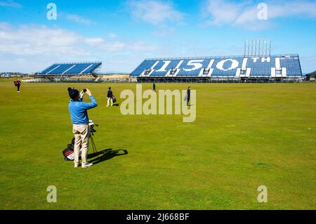 Stands temporaires surplombant le fairway 1st et 18th de l'ancien parcours, qui accueillera le tournoi Open Golf 150th à St Andrews en juillet 2022. Banque D'Images