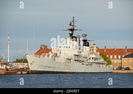 L'ancienne base navale danoise « Holmen » au milieu de Copenhague avec la frégate danoise « Peder Skram » Banque D'Images