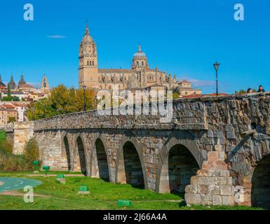 Salamanque, Espagne - novembre 6 2022 - touristes et habitants visitant le pont romain préhistorique (Puente Romano) à la périphérie de la ville Banque D'Images