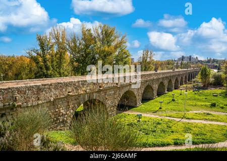 Salamanque, Espagne - novembre 6 2022 - touristes et habitants visitant le pont romain préhistorique (Puente Romano) à la périphérie de la ville Banque D'Images