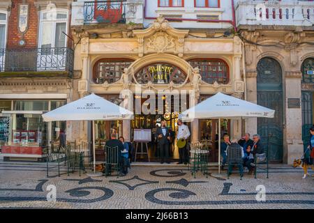 Porto, Portugal - novembre 10 2022 - les gens mangeant et buvant au célèbre café Majestic de la Rua Santa Catarina Banque D'Images