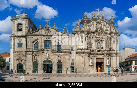 Porto, Portugal - novembre 10 2022 - personnes passant devant les Carmelitas et l'église Carmo (Igreja dos Carmelitas et Igreja do Carmo) Banque D'Images