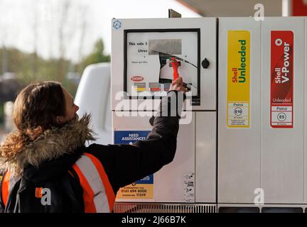 Cobham, Royaume-Uni. 28th avril 2022. Les activistes de Just Stop Oil endommagent les pompes à essence en bloquant la station de remplissage de Cobham Services sur le M25 à Surrey. Les manifestants du groupe, une branche de la rébellion des extinction, ont récemment occupé un certain nombre d'installations de traitement du pétrole afin de souligner leur demande que le gouvernement arrête de nouveaux projets pétroliers et gaziers. Crédit photo: Ben Cawthra/Sipa USA **NO UK SALES** crédit: SIPA USA/Alay Live News Banque D'Images