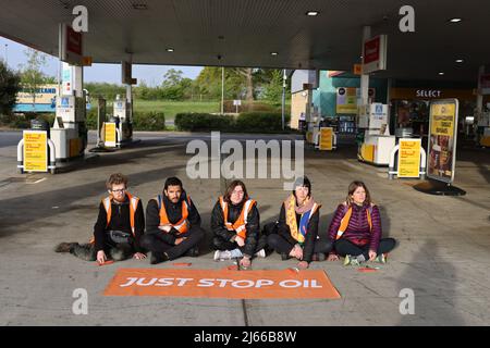 Cobham, Royaume-Uni. 28th avril 2022. Des militants du groupe de protestation Just Stop Oil bloquent la station de remplissage de Cobham Services sur le M25 à Surrey. Les manifestants du groupe, une branche de la rébellion des extinction, ont récemment occupé un certain nombre d'installations de traitement du pétrole afin de souligner leur demande que le gouvernement arrête de nouveaux projets pétroliers et gaziers. Crédit photo: Ben Cawthra/Sipa USA **NO UK SALES** crédit: SIPA USA/Alay Live News Banque D'Images