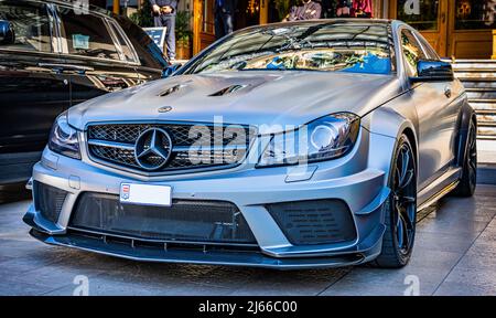Monaco, Monaco - 5 2022 avril - Mercedes-Benz Silver C63 AMG coupe série noire en attente de son propriétaire devant le Casino de Monaco Banque D'Images