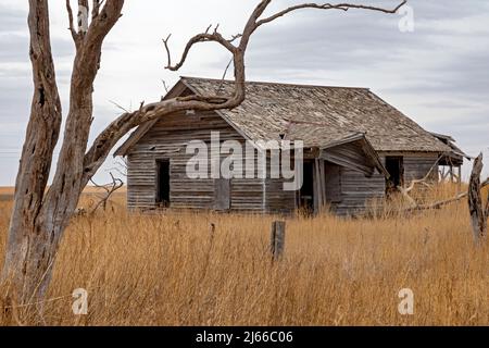 Garden City, Kansas - une maison abandonnée sur une ferme dans le sud-ouest du Kansas à la fin de l'hiver. Banque D'Images