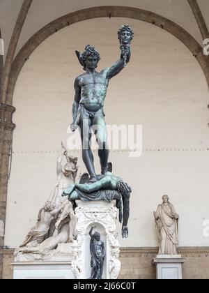 Bronzestatue, Perseus mit dem Haupt der Medusa, Benvenuto Cellini, Loggia della Signoria oder Loggia dei Lanzi, Piazza della Signoria, Florenz Banque D'Images