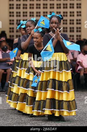 Les enfants se rendent pour le comte et la comtesse de Wessex lorsqu'ils rencontrent le personnel et les élèves de plusieurs écoles St Lucien, à l'école Camille Henry Memorial de Sainte-Lucie, alors qu'ils poursuivent leur visite dans les Caraïbes, pour marquer le Jubilé de platine de la Reine. Date de la photo : jeudi 28 avril 2022. Banque D'Images
