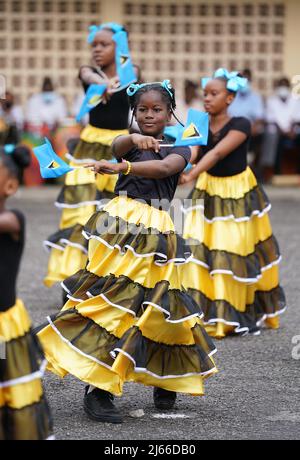 Les enfants se rendent pour le comte et la comtesse de Wessex lorsqu'ils rencontrent le personnel et les élèves de plusieurs écoles St Lucien, à l'école Camille Henry Memorial de Sainte-Lucie, alors qu'ils poursuivent leur visite dans les Caraïbes, pour marquer le Jubilé de platine de la Reine. Date de la photo : jeudi 28 avril 2022. Banque D'Images