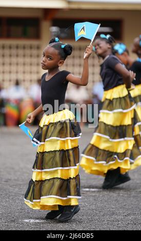 Les enfants se rendent pour le comte et la comtesse de Wessex lorsqu'ils rencontrent le personnel et les élèves de plusieurs écoles St Lucien, à l'école Camille Henry Memorial de Sainte-Lucie, alors qu'ils poursuivent leur visite dans les Caraïbes, pour marquer le Jubilé de platine de la Reine. Date de la photo : jeudi 28 avril 2022. Banque D'Images