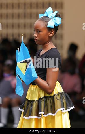 Les enfants se rendent pour le comte et la comtesse de Wessex lorsqu'ils rencontrent le personnel et les élèves de plusieurs écoles St Lucien, à l'école Camille Henry Memorial de Sainte-Lucie, alors qu'ils poursuivent leur visite dans les Caraïbes, pour marquer le Jubilé de platine de la Reine. Date de la photo : jeudi 28 avril 2022. Banque D'Images