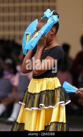 Les enfants se rendent pour le comte et la comtesse de Wessex lorsqu'ils rencontrent le personnel et les élèves de plusieurs écoles St Lucien, à l'école Camille Henry Memorial de Sainte-Lucie, alors qu'ils poursuivent leur visite dans les Caraïbes, pour marquer le Jubilé de platine de la Reine. Date de la photo : jeudi 28 avril 2022. Banque D'Images
