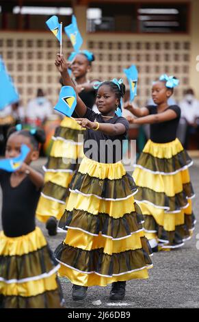 Les enfants se rendent pour le comte et la comtesse de Wessex lorsqu'ils rencontrent le personnel et les élèves de plusieurs écoles St Lucien, à l'école Camille Henry Memorial de Sainte-Lucie, alors qu'ils poursuivent leur visite dans les Caraïbes, pour marquer le Jubilé de platine de la Reine. Date de la photo : jeudi 28 avril 2022. Banque D'Images