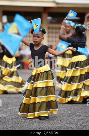 Les enfants se rendent pour le comte et la comtesse de Wessex lorsqu'ils rencontrent le personnel et les élèves de plusieurs écoles St Lucien, à l'école Camille Henry Memorial de Sainte-Lucie, alors qu'ils poursuivent leur visite dans les Caraïbes, pour marquer le Jubilé de platine de la Reine. Date de la photo : jeudi 28 avril 2022. Banque D'Images
