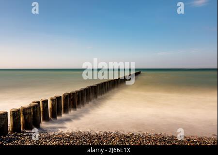 Beratung von Holzbuhnen in der Ostsee BEI blauen Himmel im Fruehling, Ostseebad Nienhagen, Mecklenburg-Vorpommern, Deutschland Banque D'Images