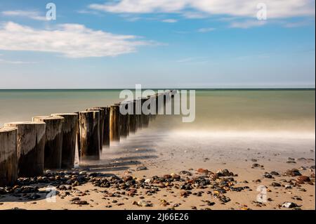 Beratung von Holzbuhnen in der Ostsee BEI blauen Himmel im Fruehling, Ostseebad Nienhagen, Mecklenburg-Vorpommern, Deutschland Banque D'Images