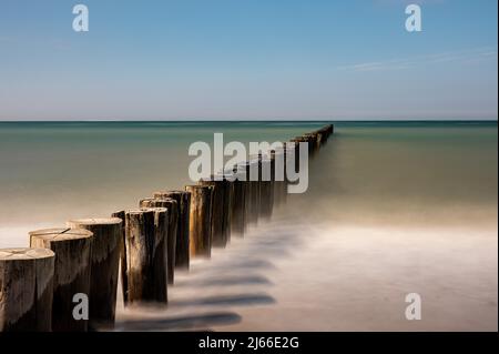 Beratung von Holzbuhnen in der Ostsee BEI blauen Himmel im Fruehling, Ostseebad Nienhagen, Mecklenburg-Vorpommern, Deutschland Banque D'Images