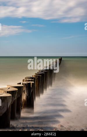 Beratung von Holzbuhnen in der Ostsee BEI blauen Himmel im Fruehling, Ostseebad Nienhagen, Mecklenburg-Vorpommern, Deutschland Banque D'Images