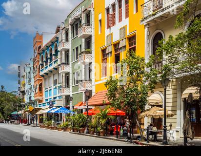 Scène de rue colorée dans le vieux San Juan Porto Rico Banque D'Images